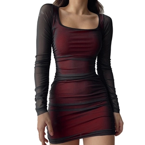 Détail du tissu en maille dégradé rouge et noir avec fronces élégantes sur la robe