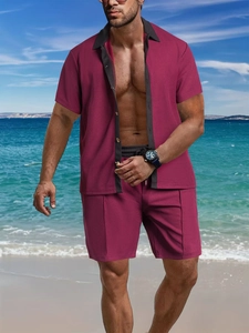 Détail de l'ensemble bordeaux en maille gaufrée avec chemise et short pour homme