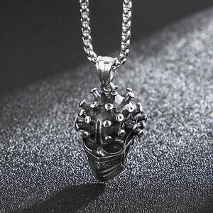 Vue macro d'un pendentif crâne en acier inoxydable avec détails de pointes de virus