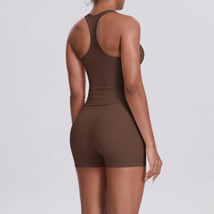 Vue arrière d'un ensemble débardeur dos nageur marron chocolat et short de fitness