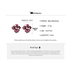 Détails techniques des boucles d'oreilles fleurs mauves avec strass et guide de 3cm