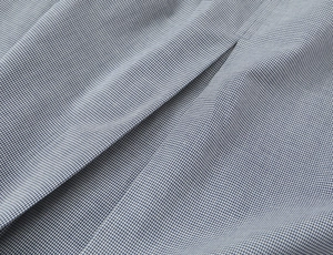 Gros plan du tissu en popeline à micro-carreaux bleus et blancs avec texture détaillée