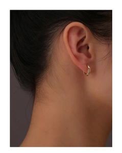 Détail de la boucle d'oreille créole dorée avec oxydes de zirconium micro-incrustés