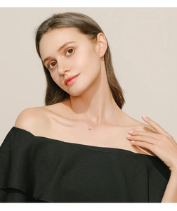 Collier minimaliste en argent 925 avec pendentif diamant sur une chaîne transparente fine