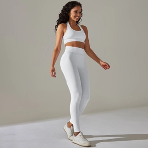 Seitenansicht des weißen gerippten Yoga-Sets mit Sport-BH und hoch taillierter Fitness-Leggings