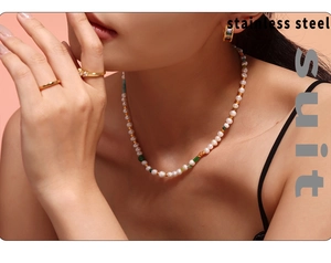 Detail einer Perlenkette mit OT-Verschluss und goldenen Ringen getragen von einem Model