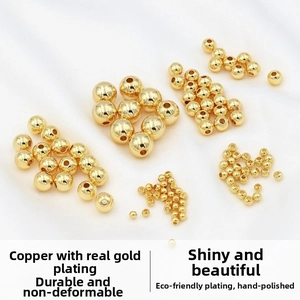 Vue macro de perles rondes en cuivre plaqué or 18k pour la création de bijoux DIY