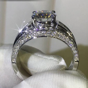 Dettaglio macro dell'anello placcato oro bianco con grande zircone tondo e pavé laterale