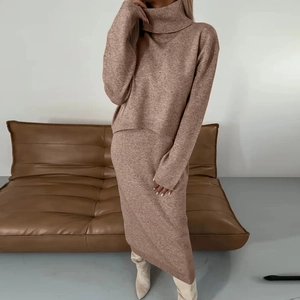 Ensemble en tricot 2 pièces pour femmes avec pull à col roulé et jupe midi en marron