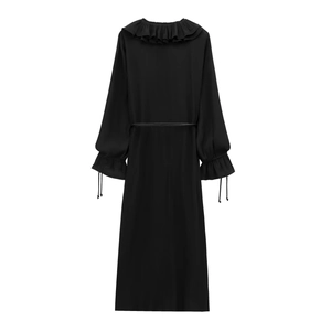 Elegante vestido midi negro de manga larga con volantes en cuello y lazo de cintura fondo blanco