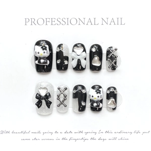 Détails de charms Hello Kitty 3D et nœuds noirs sur des faux ongles faits à la main