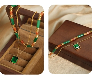 Dettaglio della collana a strati con perline verdi e pendente a rettangolo smeraldo