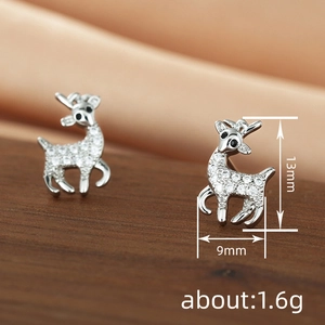 Orecchini a perno a forma di renna in argento con zirconi bianchi e occhi in zircone nero