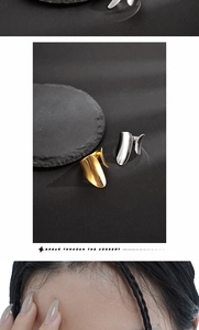 Makroansicht minimalistischer Fingerkuppenringe in Gold und Silber mit Spiegelglanz