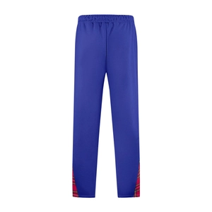 Détail d'un pantalon de sport pour homme avec taille élastique et patchwork à carreaux