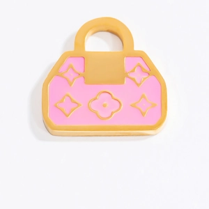 Détail d'un pendentif sac à main en émail rose avec placage doré et motifs floraux