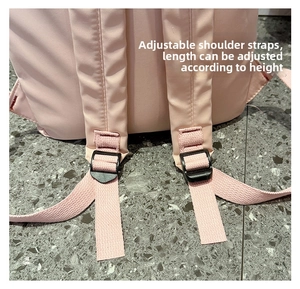 Dettaglio degli spallacci regolabili in nylon rosa con fibbie robuste sullo zaino