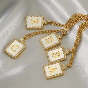 Collier alphabet carré en acier inoxydable plaqué or 18 carats avec cristaux
