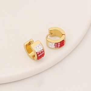 Boucles d'oreilles créoles dorées avec dégradé de strass rouges, roses et blancs sur plateau