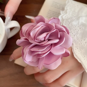 Detaillierte Nahaufnahme des lavendelfarbenen Seidenblumenrings mit eleganten Lagen