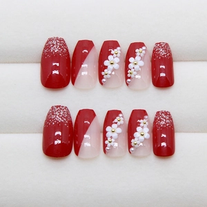 Unghie finte a ballerina con fiori bordeaux, perle dorate e sfumatura glitterata rossa
