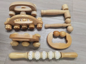 Detailansicht des 6-teiligen Holz-Massage-Sets mit Rollen auf hellem Holzboden