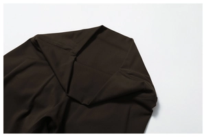 Détail de la taille haute avec double couture et tissu brossé du short de yoga marron