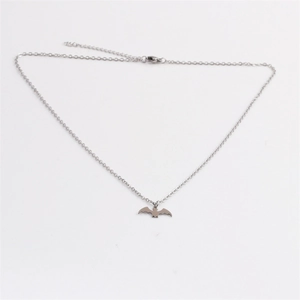 Collana con ciondolo a pipistrello in acciaio al titanio lucido su sfondo bianco