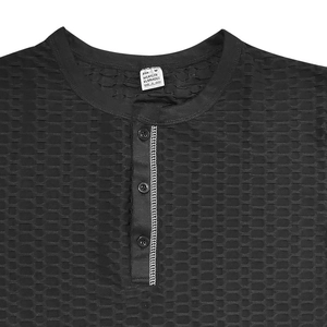 Détail de la texture du t-shirt Henley noir pour homme avec boutons et étiquette taille M