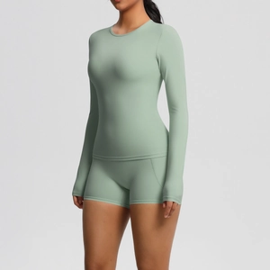 Détail du tissu brossé doux et coupe taille haute de l'ensemble de yoga vert clair