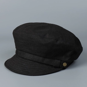 Vue détaillée d'une casquette en coton-lin noir avec bande décorative et bouton doré