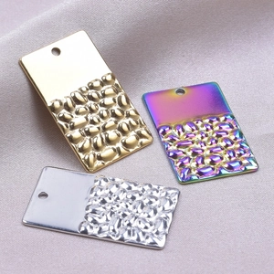 Détails de pendentifs géométriques en acier inoxydable tricolore avec texture martelée et lisse