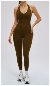 Détail de l'ensemble de yoga vert olive avec legging taille haute et haut dos nu en V