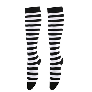 Vue détaillée de chaussettes hautes à rayures horizontales noires et blanches tendance