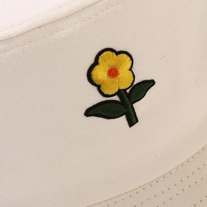 Cappello a secchiello in cotone beige da donna con ricamo di piccoli fiori gialli