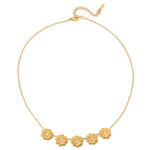 Détail macro du collier doré en acier inoxydable avec cinq fleurs marguerites et zircons blancs