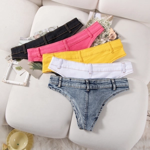Détails de mini shorts en jean taille basse en cinq couleurs sur un canapé blanc