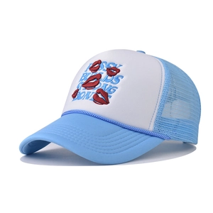 Détail de la broderie lèvres rouges et du filet respirant sur la casquette bleue