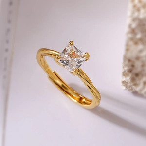 Vergoldeter geometrischer Ring mit quadratischem Zirkon und geflochtenem Band