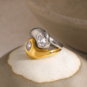 Anello bicolore in acciaio inossidabile oro e argento con pietre su base ceramica
