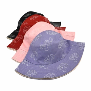 Détail de chapeaux bobs en coton avec broderies de champignons blancs en quatre couleurs