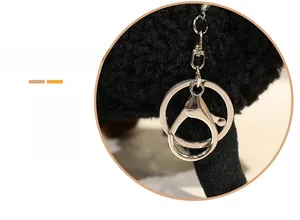 Détail du fermoir mousqueton en métal argenté sur un pendentif mouton en peluche noir