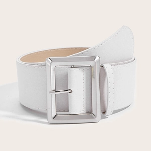Vue détaillée d'une ceinture large blanche dotée d'une grande boucle carrée argentée