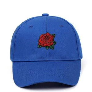 Détail de la broderie rose rouge sur casquette en coton bleu roi avec texture 3D