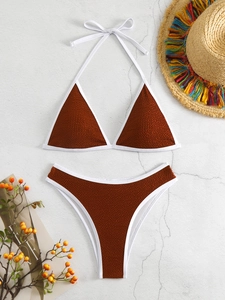 Zweiteiliger Bikini in Ziegelrot mit weißer Paspelierung und strukturierter Oberfläche