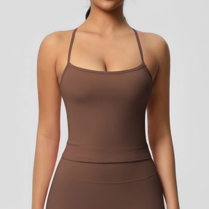 Dettaglio del reggiseno sportivo marrone cioccolato con spalline sottili incrociate