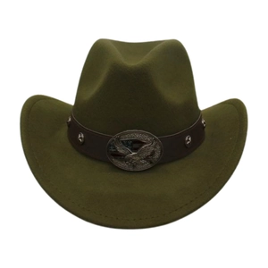 Dettaglio cappello cowboy in lana verde oliva con cinturino in pelle ed emblema aquila