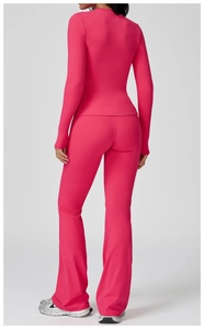 Vue arrière d'un ensemble de yoga rose cintré avec haut à manches longues et évasé