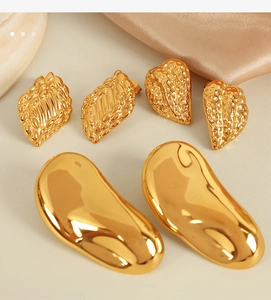 Trois paires de boucles d'oreilles dorées vintage aux formes texturées et lisses