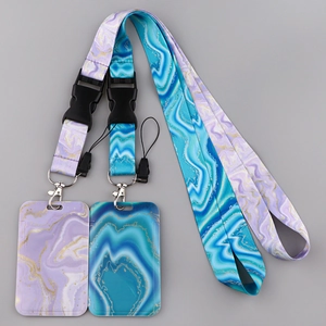 Detail van artistieke lanyards met bloemenpatroon en bijpassende ID-kaarthouders